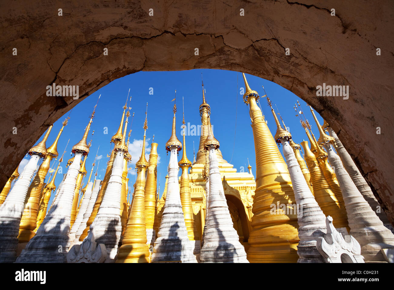 Golden stupas, Shwe Inn Thein Paya, Inthein, Lago Inle, Myanmar Foto de stock