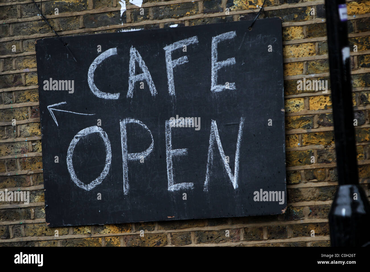 Cafetería abierta firmar en el lateral de un edificio en Londres. Foto de stock