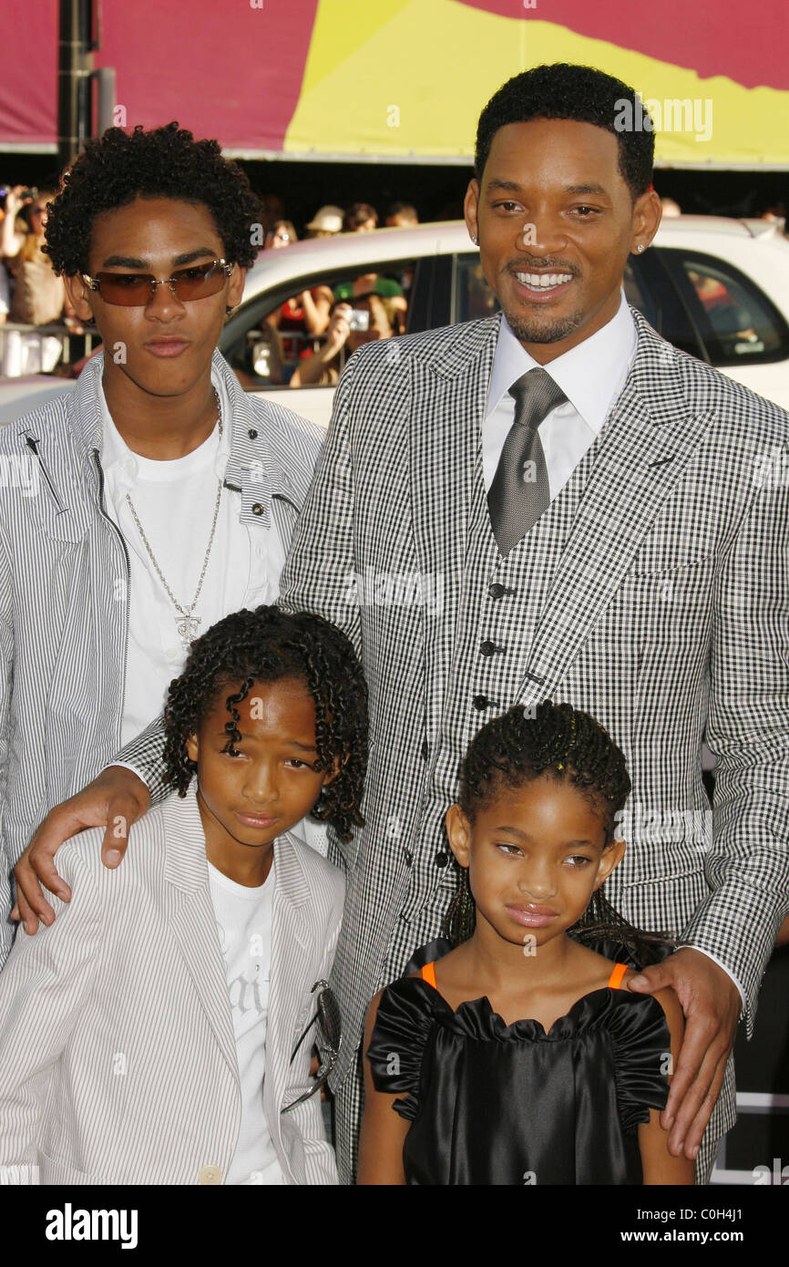 Will Smith con niños Trey Smith, Jaden Smith y Willow Smith 'Hancock' Los  Angeles Premiere - Llegadas celebró en el Fotografía de stock - Alamy