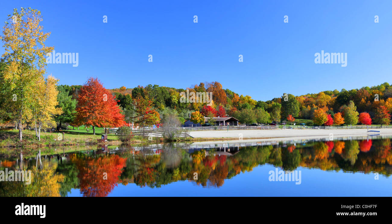 Impresionante lago de Nueva Inglaterra en otoño con el cielo azul Foto de stock