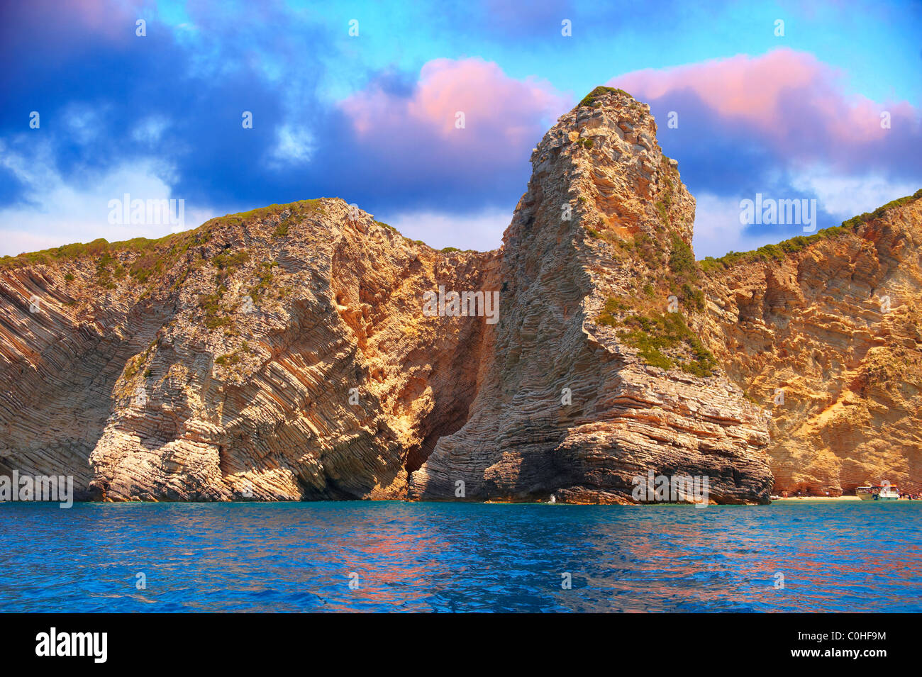 Formaciones de roca sedimentaria de los acantilados de Paleokastritsa Corfú, Grecia Islas Jónicas Foto de stock