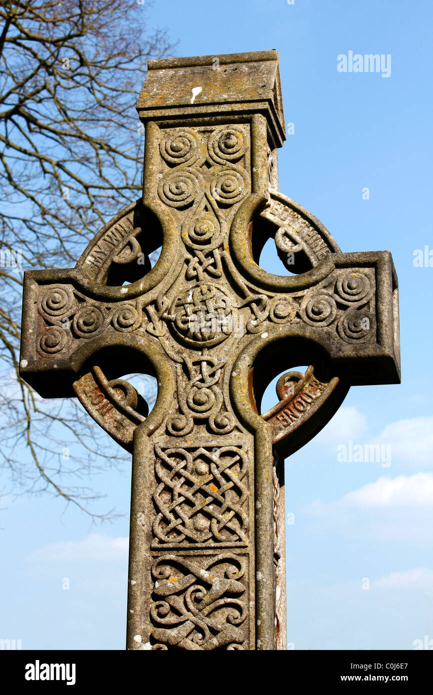 Cruz celta de piedra tallada lápida en el cementerio de la iglesia de San Pedro, Knossington, Leicestershire, Inglaterra, Reino Unido. Foto de stock