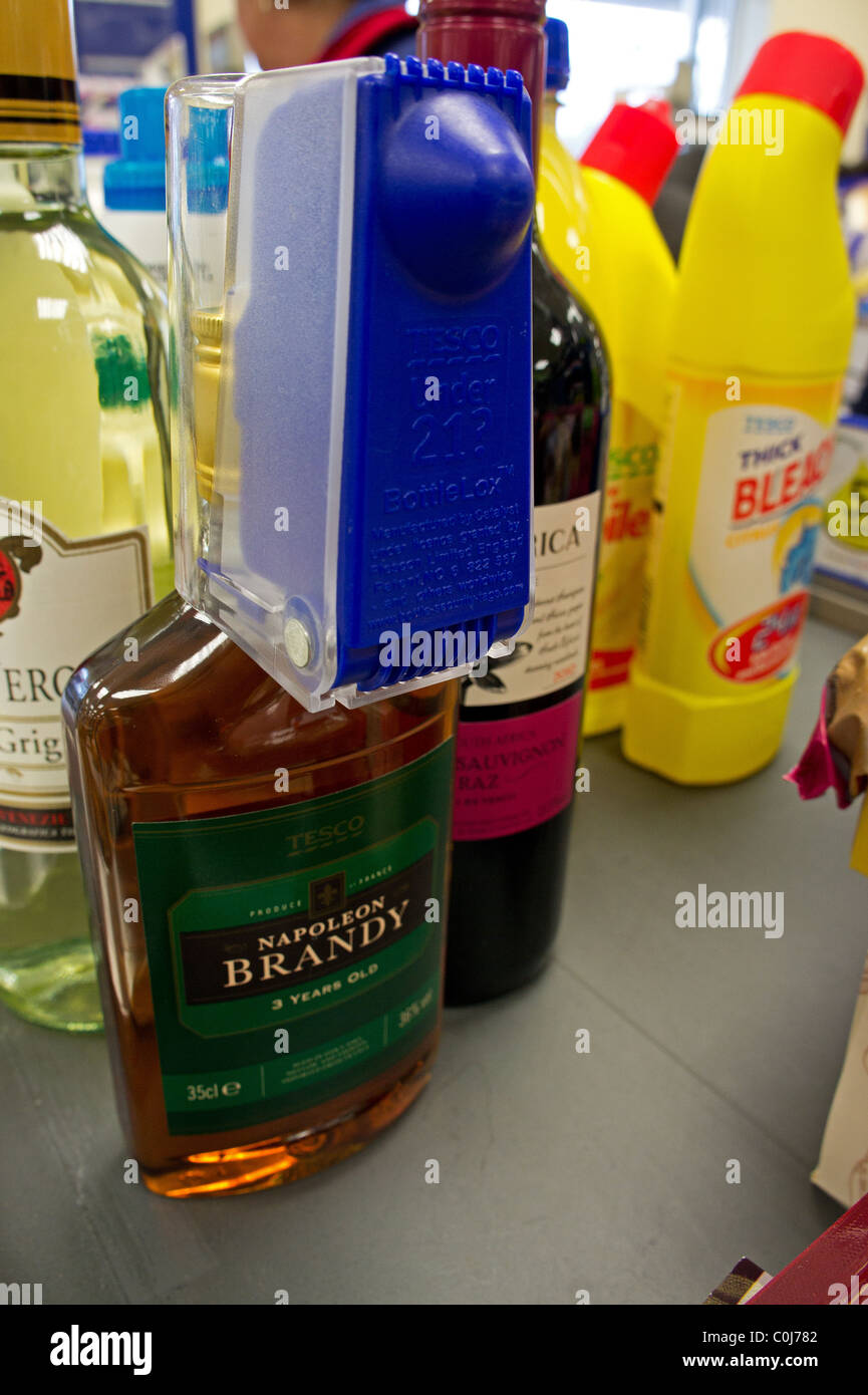 Una botella de brandy equipado con un dispositivo de seguridad Foto de stock