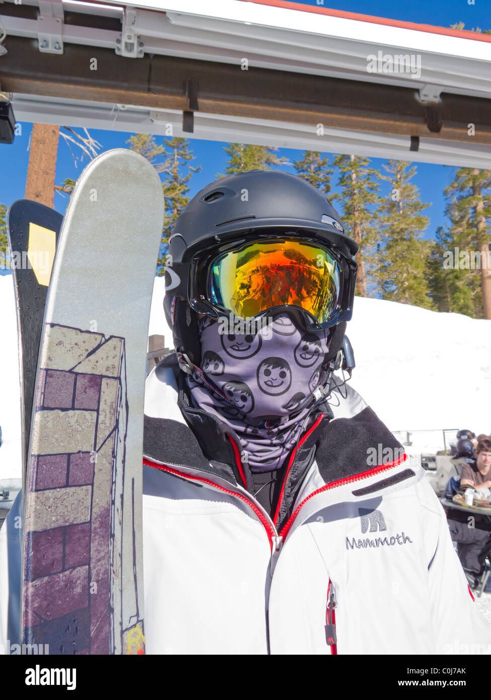 Esquiador vestidos para el frío con banda reflectante goggle y pañuelo en  su cara, Mammoth Mountain Ski Resort, California, USA Fotografía de stock -  Alamy