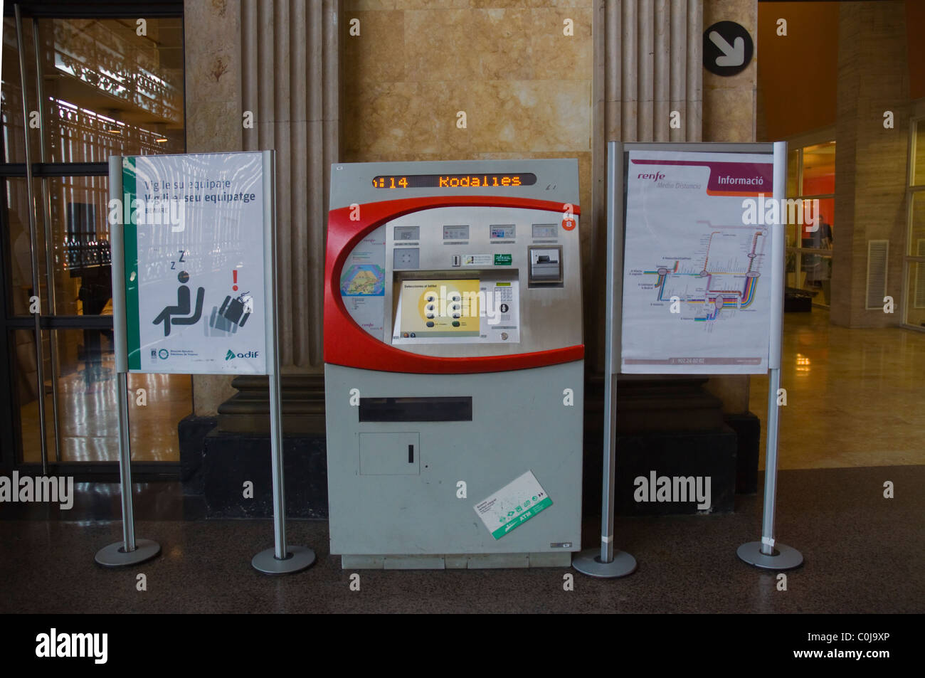 Máquina expendedora de billetes Estacio Terme o estación de tren de Franca  Barcelona Cataluña España Europa Fotografía de stock - Alamy