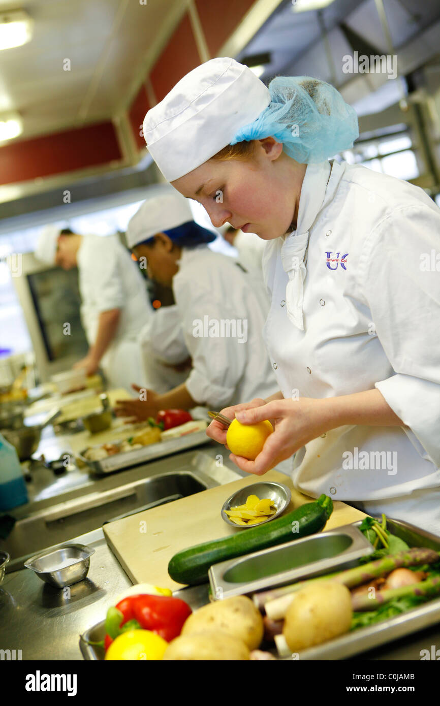 Estudiantes de chef para aprender a preparar la comida en la cocina en Birmingham College, Foto de stock