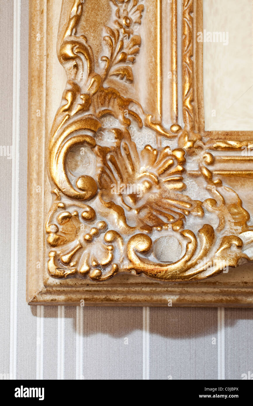 Detalle de una pintura del bastidor de madera tallada, doradas Foto de stock