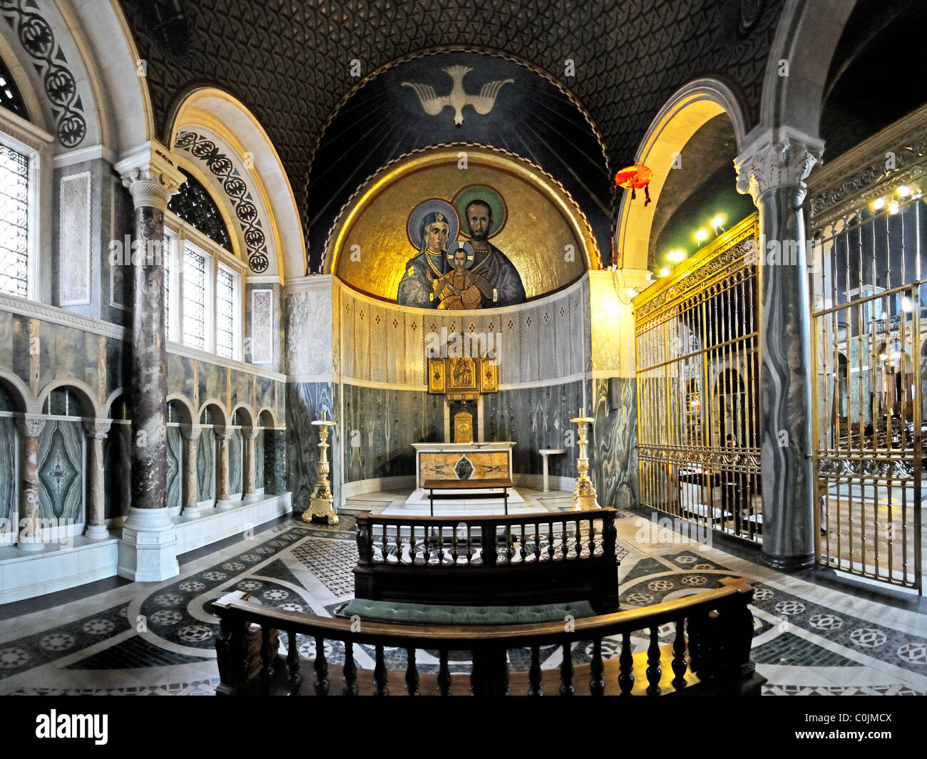 Londres, Inglaterra, Reino Unido. La Catedral de Westminster. Capilla de San José con techo de mosaico Foto de stock