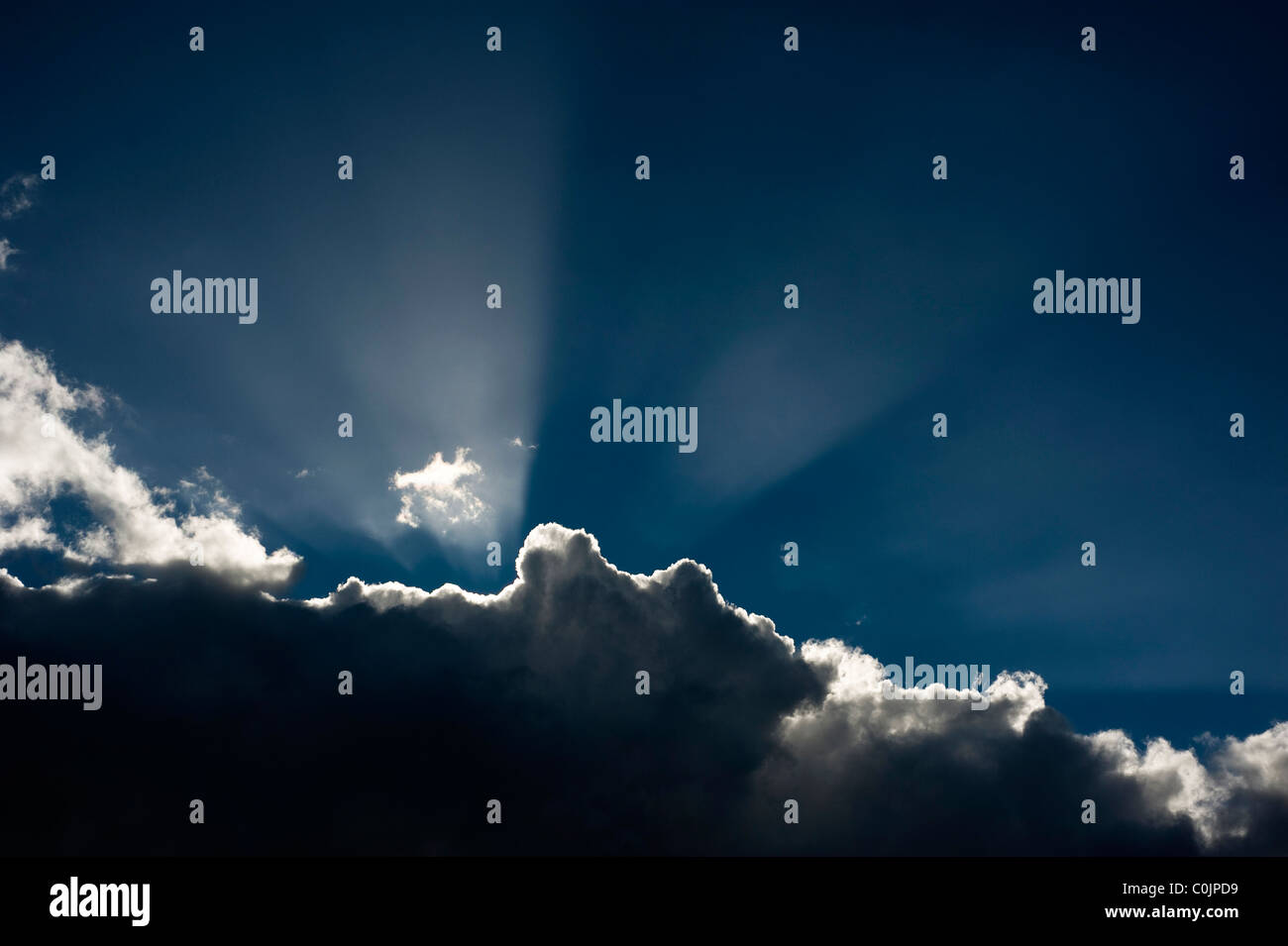 Rayos crepusculares y nubes Foto de stock