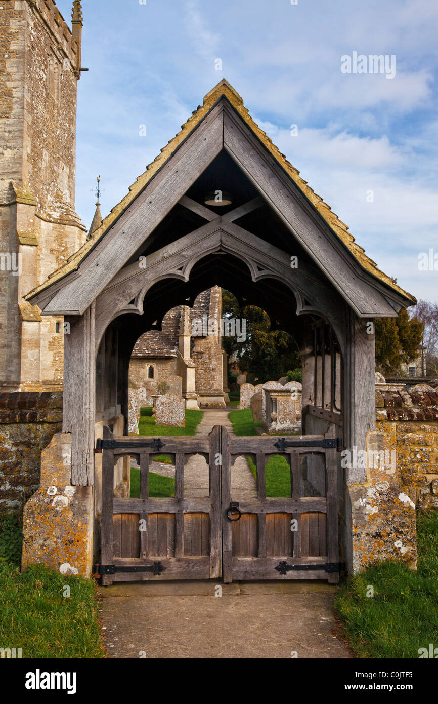 La lychgate de Santa María Magdalena, una típica iglesia de Inglaterra, la iglesia de la aldea inglesa en South Marston, Wiltshire, Inglaterra, Reino Unido. Foto de stock