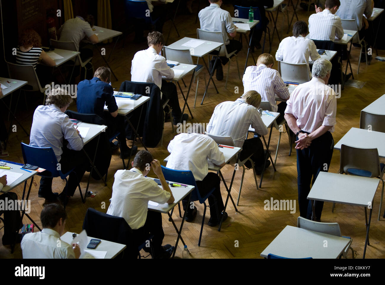 Los alumnos llenan una sala de exámenes para tomar un examen GCSE en