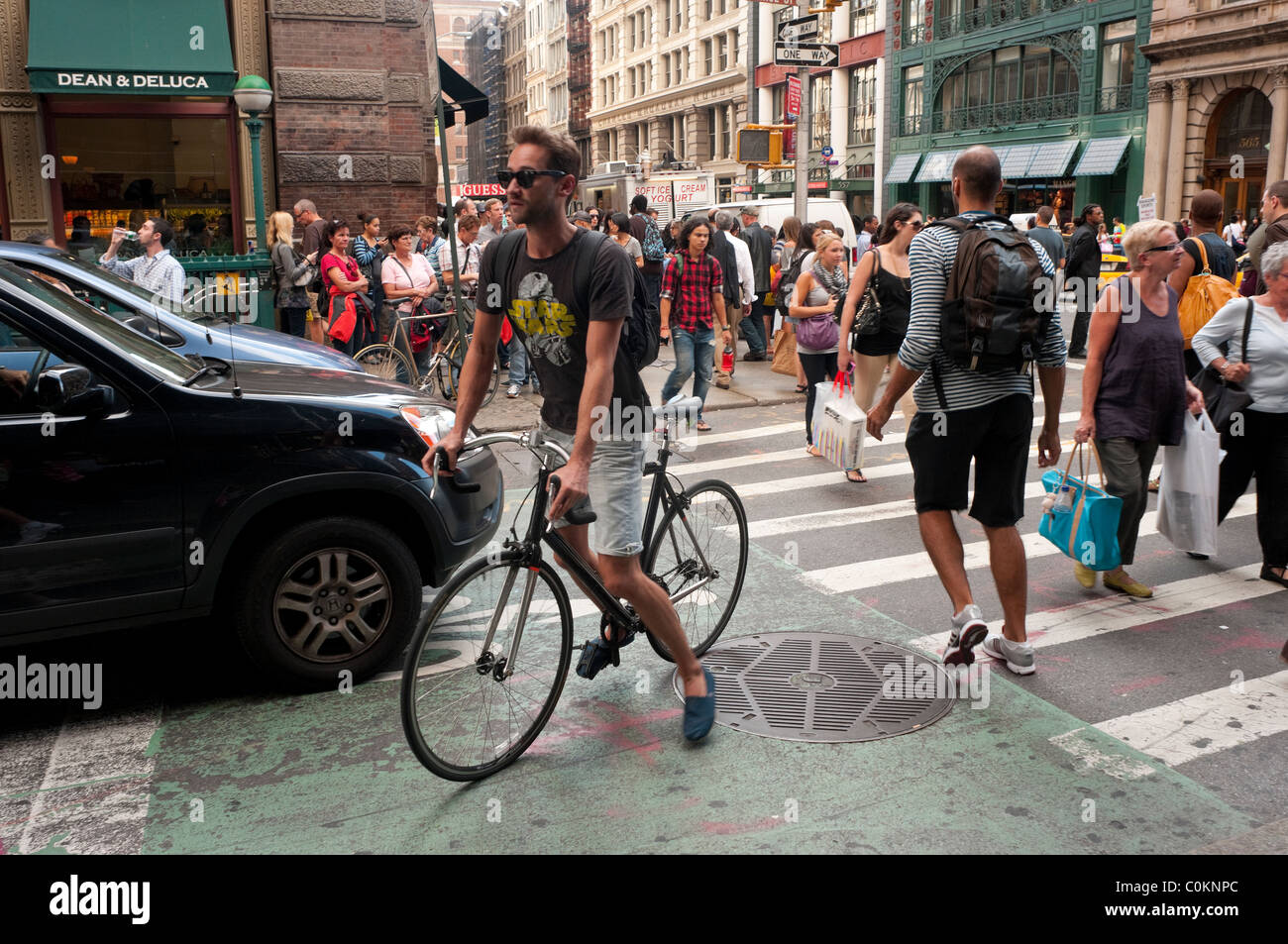 New York, NY - 18 de septiembre de 2010 mal camino ciclista viaja este en la calle Prince carril bici Foto de stock