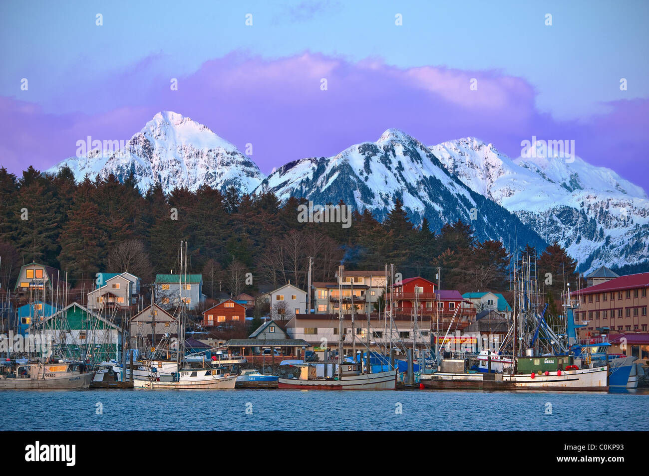 Atardecer en Sitka, Alaska, Puerto y las montañas cubiertas de nieve ...