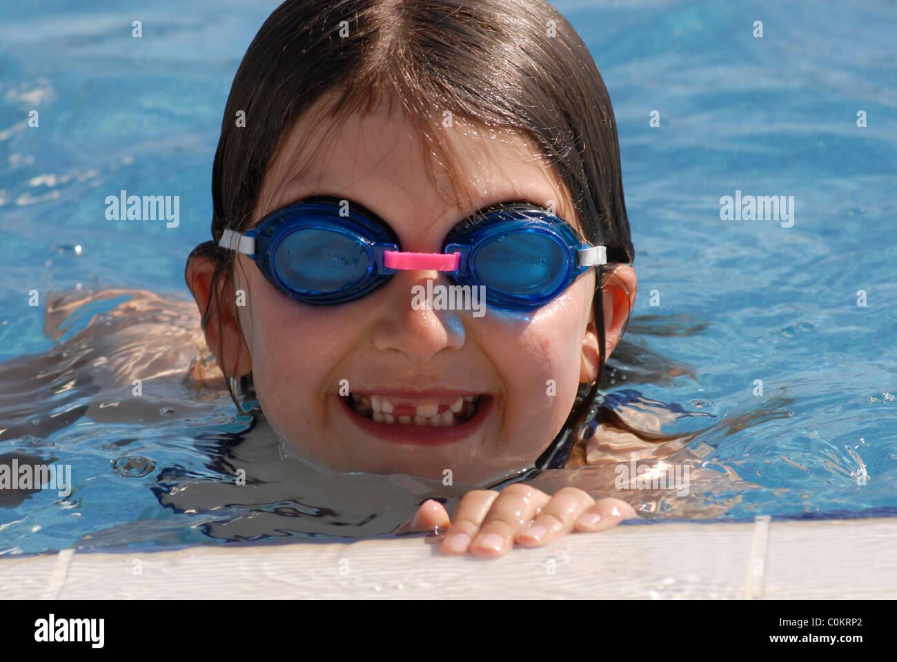 Niña protectoras de natación en Fotografía de stock - Alamy