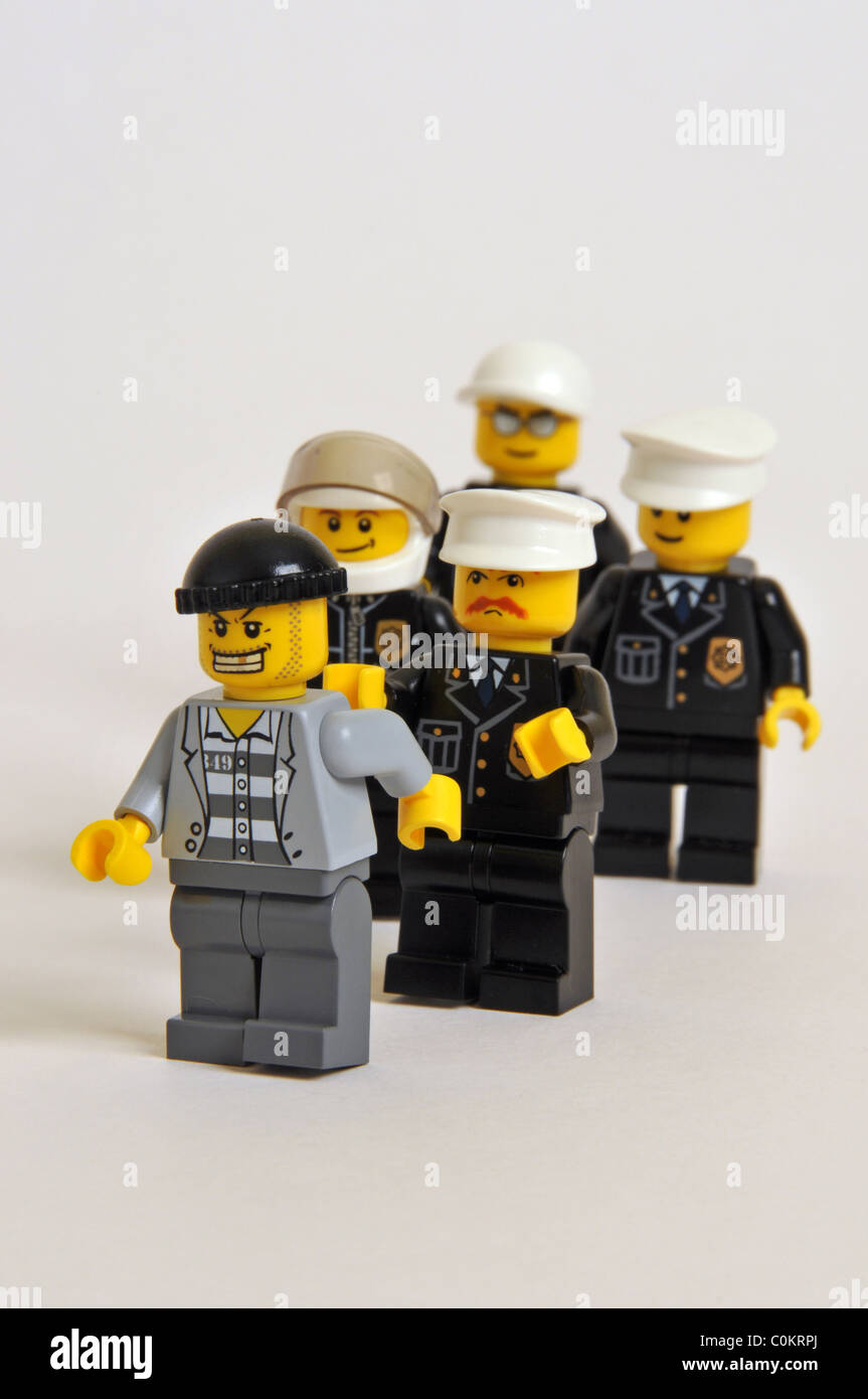 Los hombres de la policía persiguiendo a un ladrón de ladrones policías  ladrones ladrón Hombres de plástico de Lego Fotografía de stock - Alamy