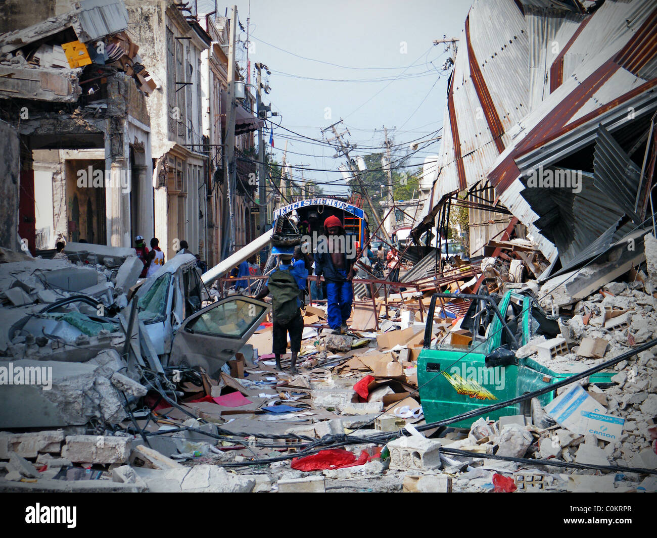 El centro de Puerto Príncipe tras el terremoto de Haití, con líneas  eléctricas dañadas Fotografía de stock - Alamy