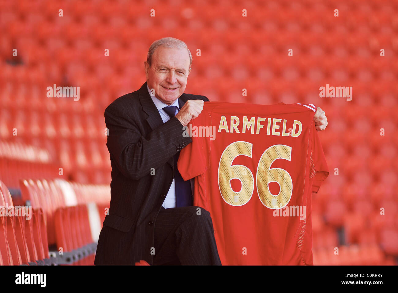 El ex futbolista de Inglaterra y Blackpool la tarde Jimmy Armfield Foto de stock