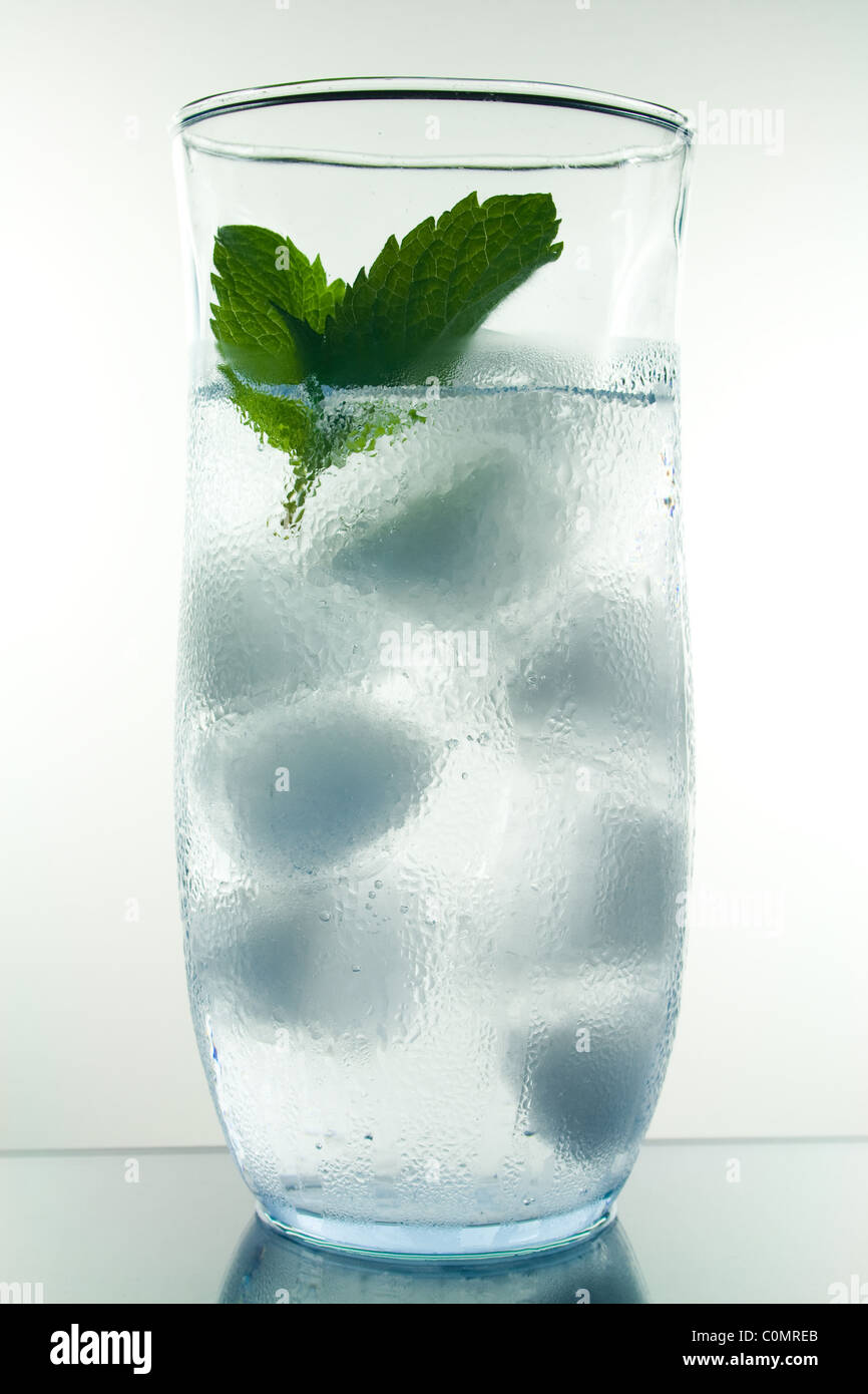 Condensación de agua en el vaso de agua fría o hielo Foto de stock