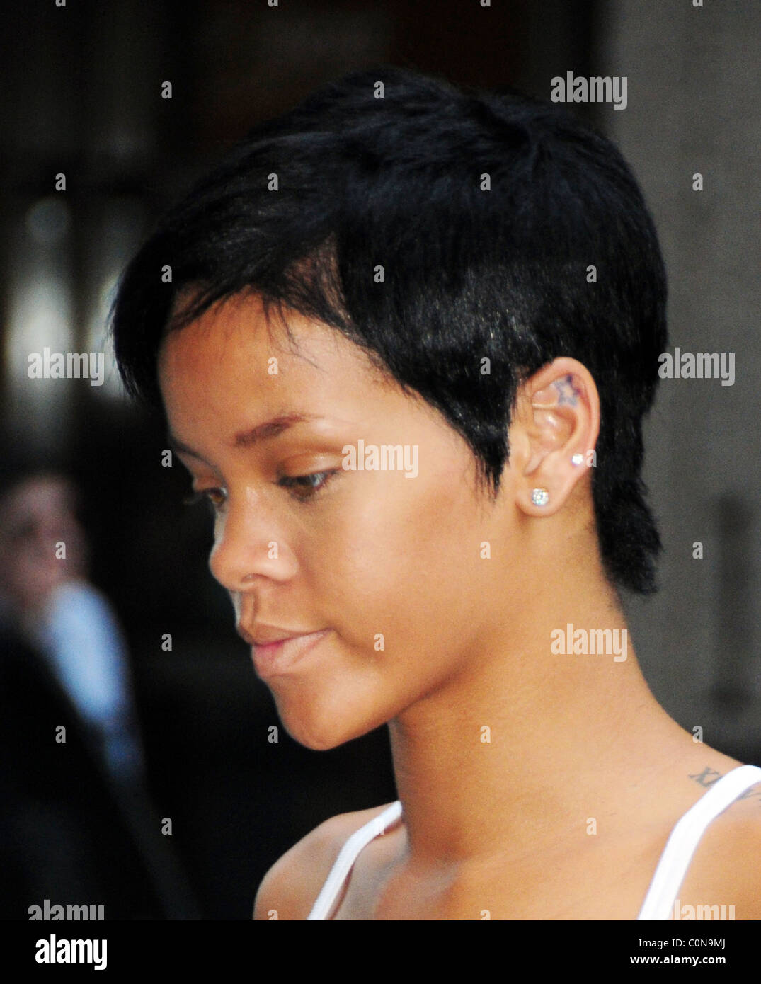 Rihanna deja su hotel sin maquillaje en la Ciudad de Nueva EE.UU. - 04.09.08 Fotografía de stock - Alamy