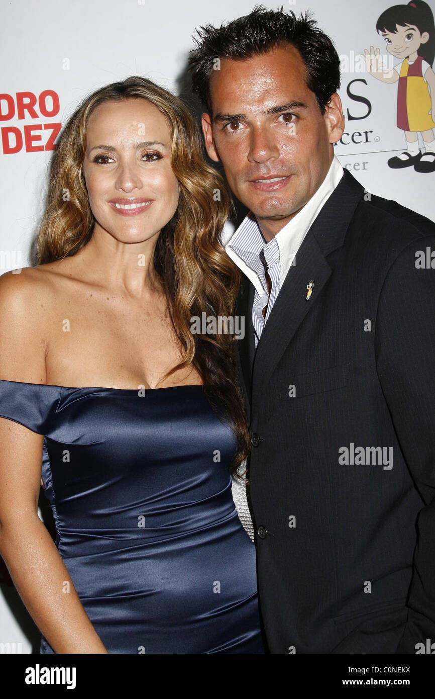Cristian De La Fuente Y Su Esposa Angelica Castro Padres Contra El Cancer La Octava Ceremonia Anual El Sueno De Esperanza Gala Benefica Celebrada En Fotografia De Stock Alamy