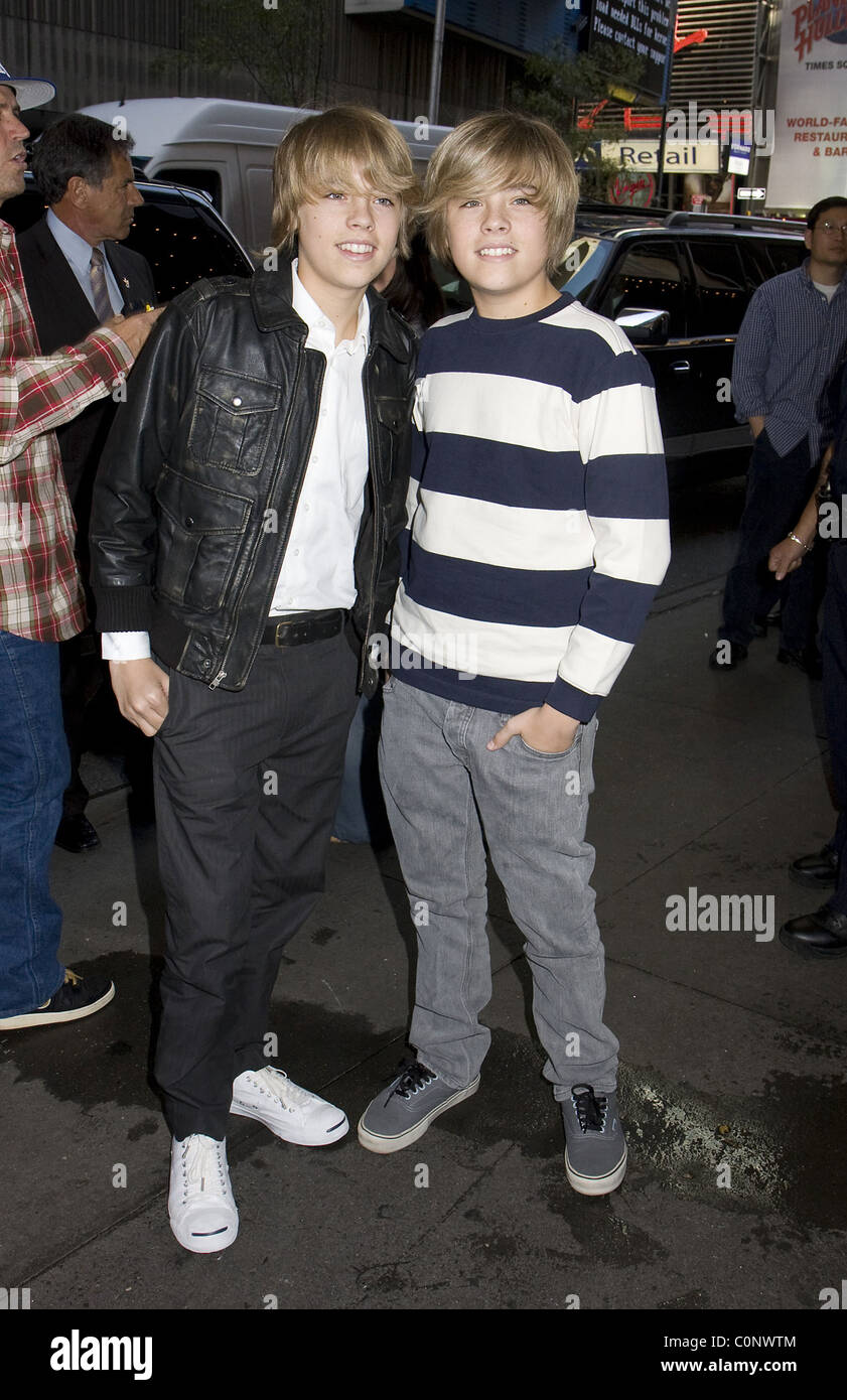 Cole Sprouse y Dylan Sprouse fuera MTV TRL Studios en Times Square de Nueva York, EE.UU. 15.03.09 de stock - Alamy