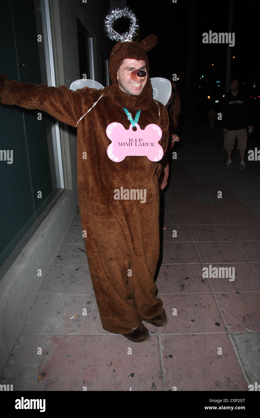 Johnny vestidos como Tori Spelling del recientemente fallecido Pug LaRue llegar a Katy Halloween cumpleaños temáticos Fotografía de stock - Alamy