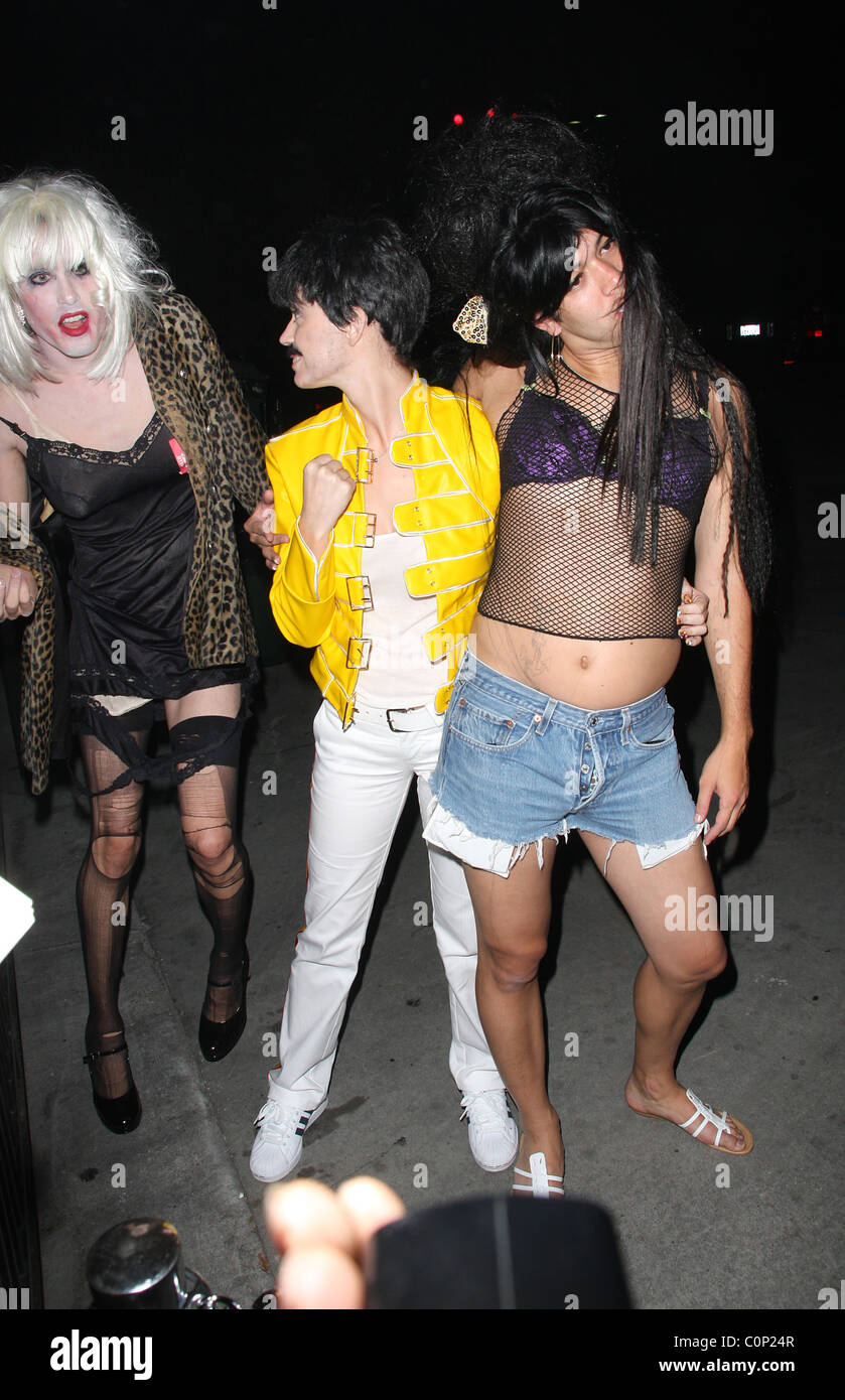 Katy Perry y amigos Katy Perry vestido como Freddie Mercury arrivies  temática de Halloween en su fiesta de cumpleaños en la sirena Fotografía de  stock - Alamy