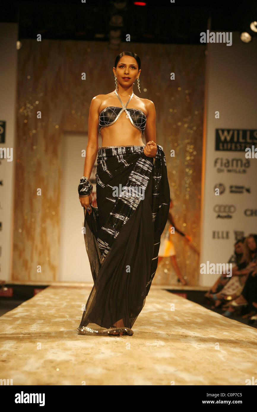 Modelo Wills Lifestyle India Fashion Week Primavera 2009 - Satya Paul - Pasarela en Nueva Delhi, India - 16.10.08 Foto de stock