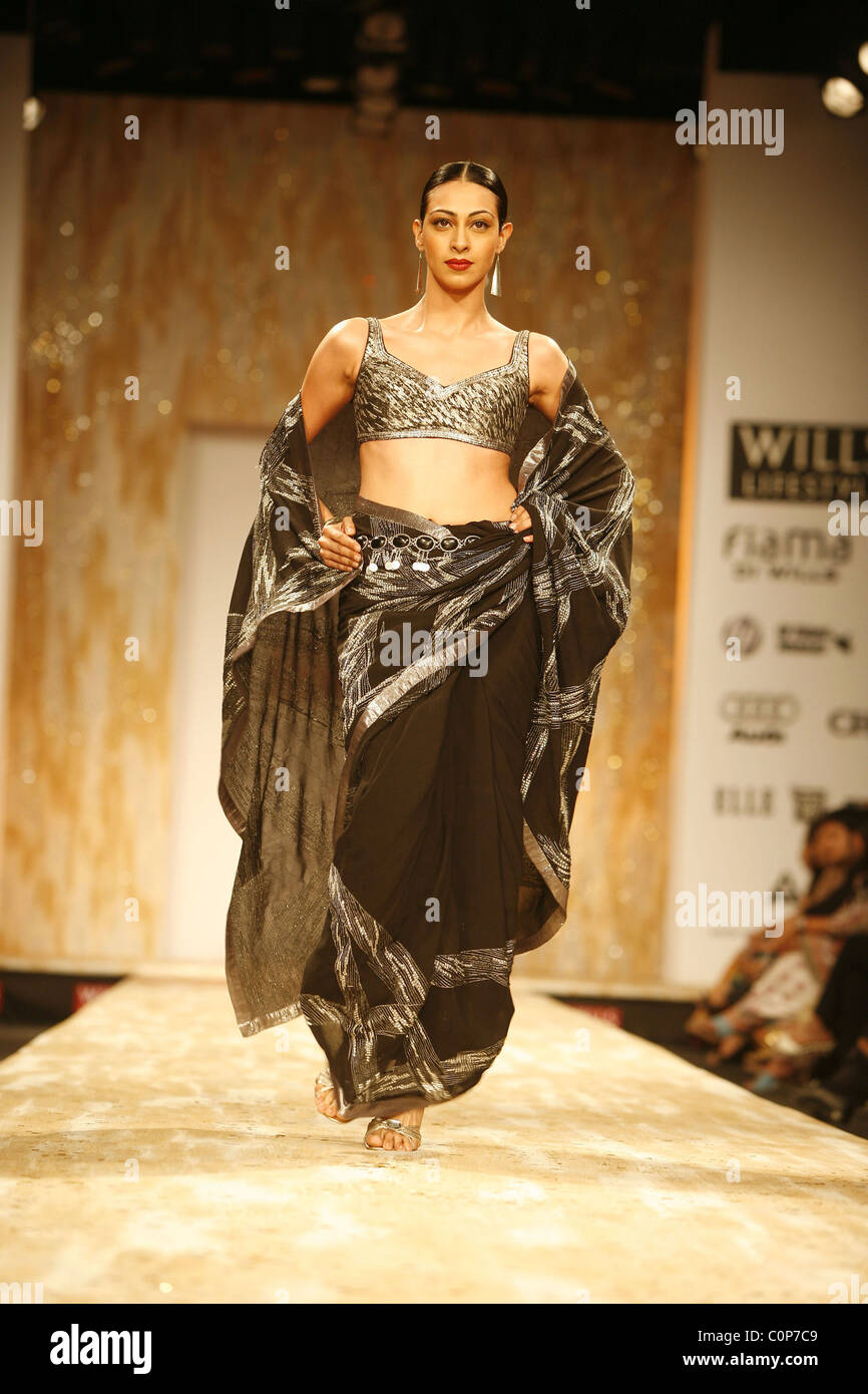 Modelo Wills Lifestyle India Fashion Week Primavera 2009 - Satya Paul - Pasarela en Nueva Delhi, India - 16.10.08 Foto de stock