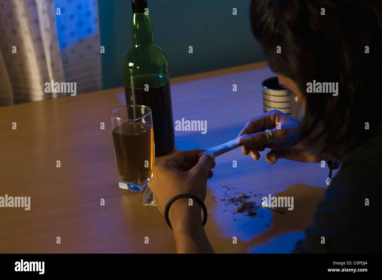 Hombre llenar una pipa de crack de cocaína Foto de stock