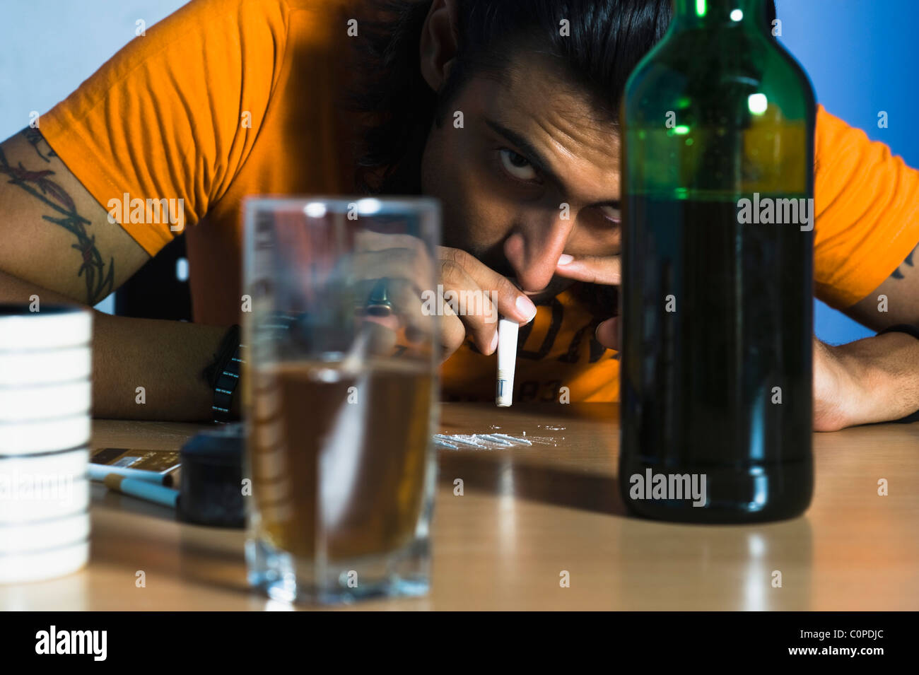 Close-up de un hombre Esnifar cocaína Foto de stock