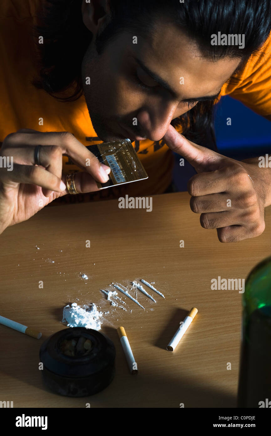 Close-up de un hombre Esnifar cocaína Foto de stock