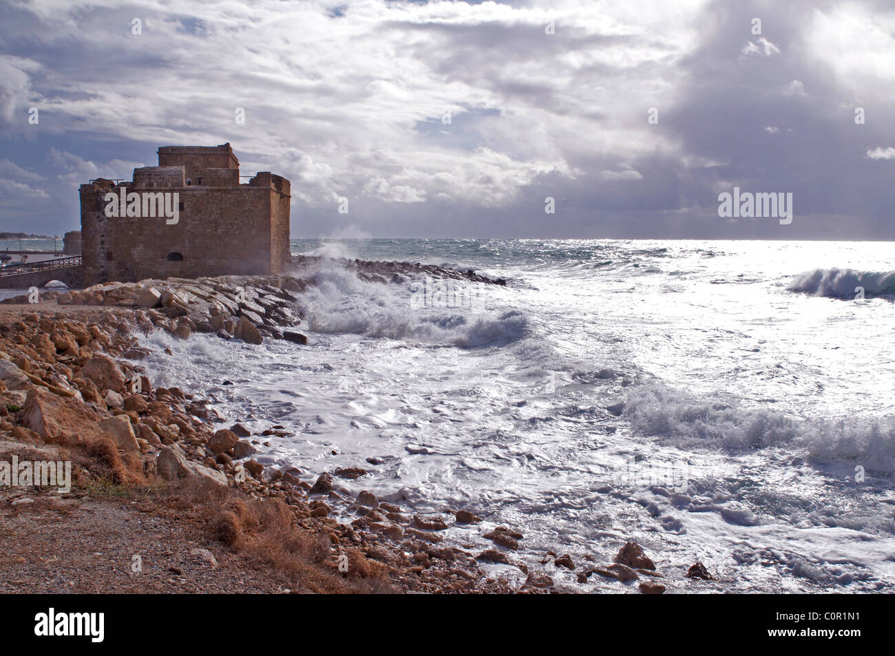Olas rompiendo sobre las rocas y Beach en Paphos, en Chipre Foto de stock