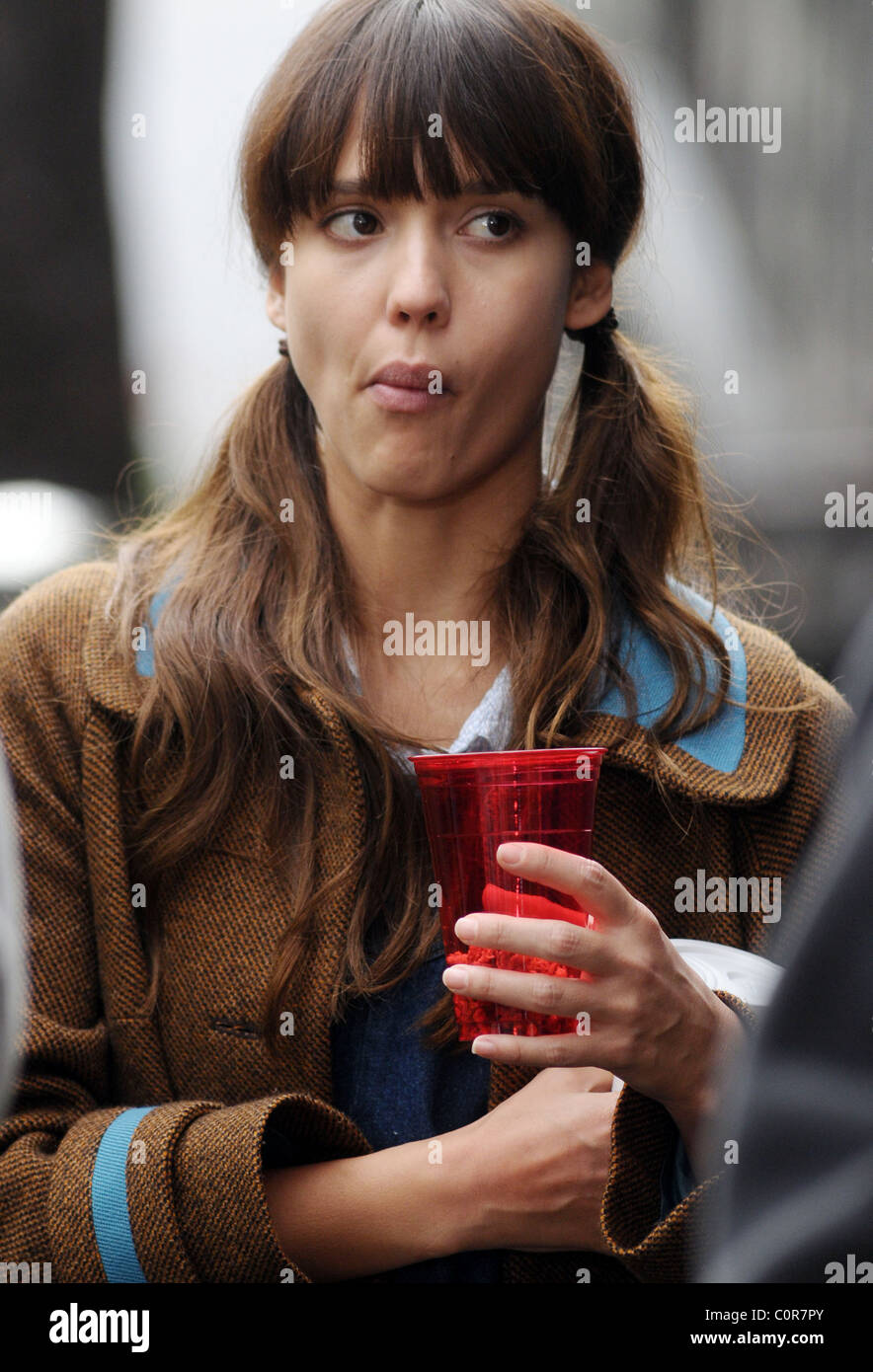 Jessica Alba de filmación en la ubicación de su nueva película