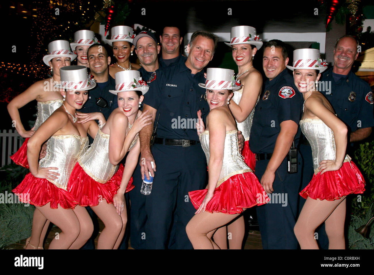 Glendale bomberos y ayudantes de Santa Claus en el centro comercial Americana Treelighting Ceremonia en Glendale, California, EE.UU. Foto de stock