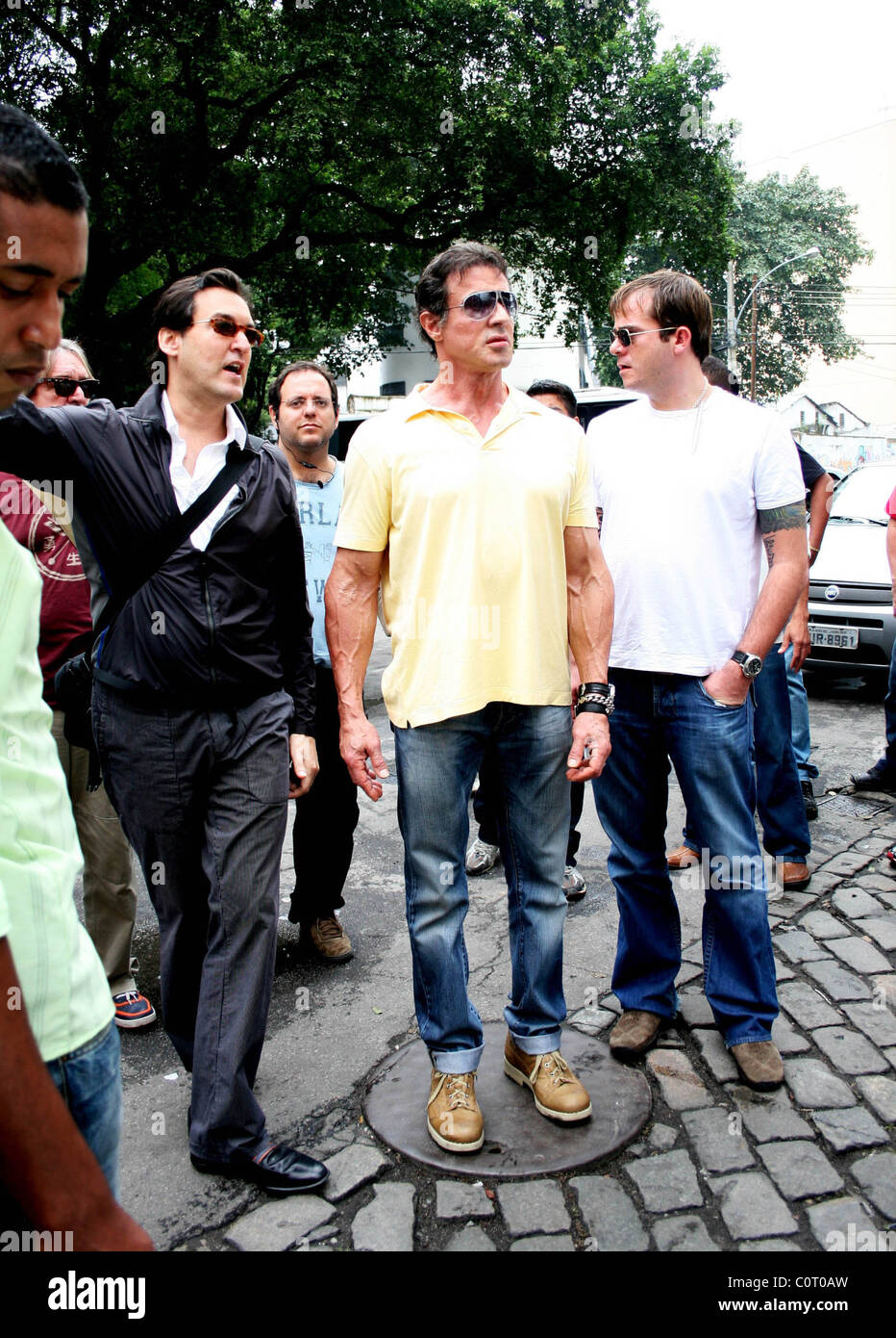 Sylvester Stallone busca en las favelas de Brasil para posibles ubicaciones  para su última película 'Consumibles' sobre un equipo Fotografía de stock -  Alamy
