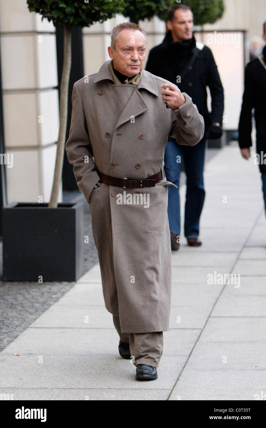 Udo Kier un abrigo de del ejército ruso, mientras que las compras la Friedrichstrasse, Berlin, - 06.12.08 Fotografía de stock - Alamy