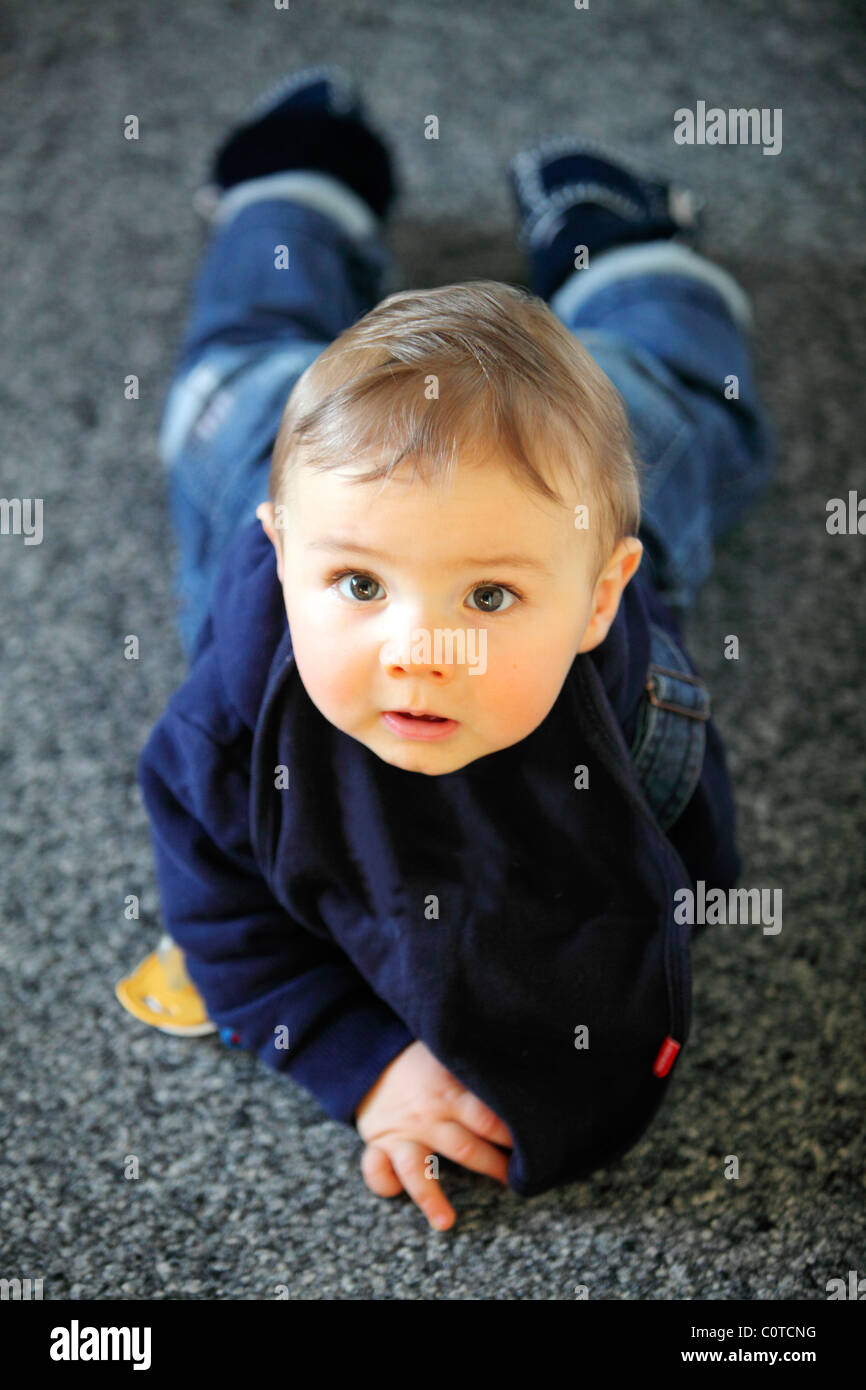 Baby Boy, de 10 meses de edad, muy sonriente y amable, en casa. Foto de stock