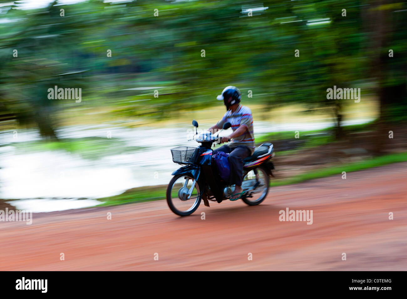 Hombre en una moto cerca de Seam Reap, Camboya, Indochina, Asia Foto de stock