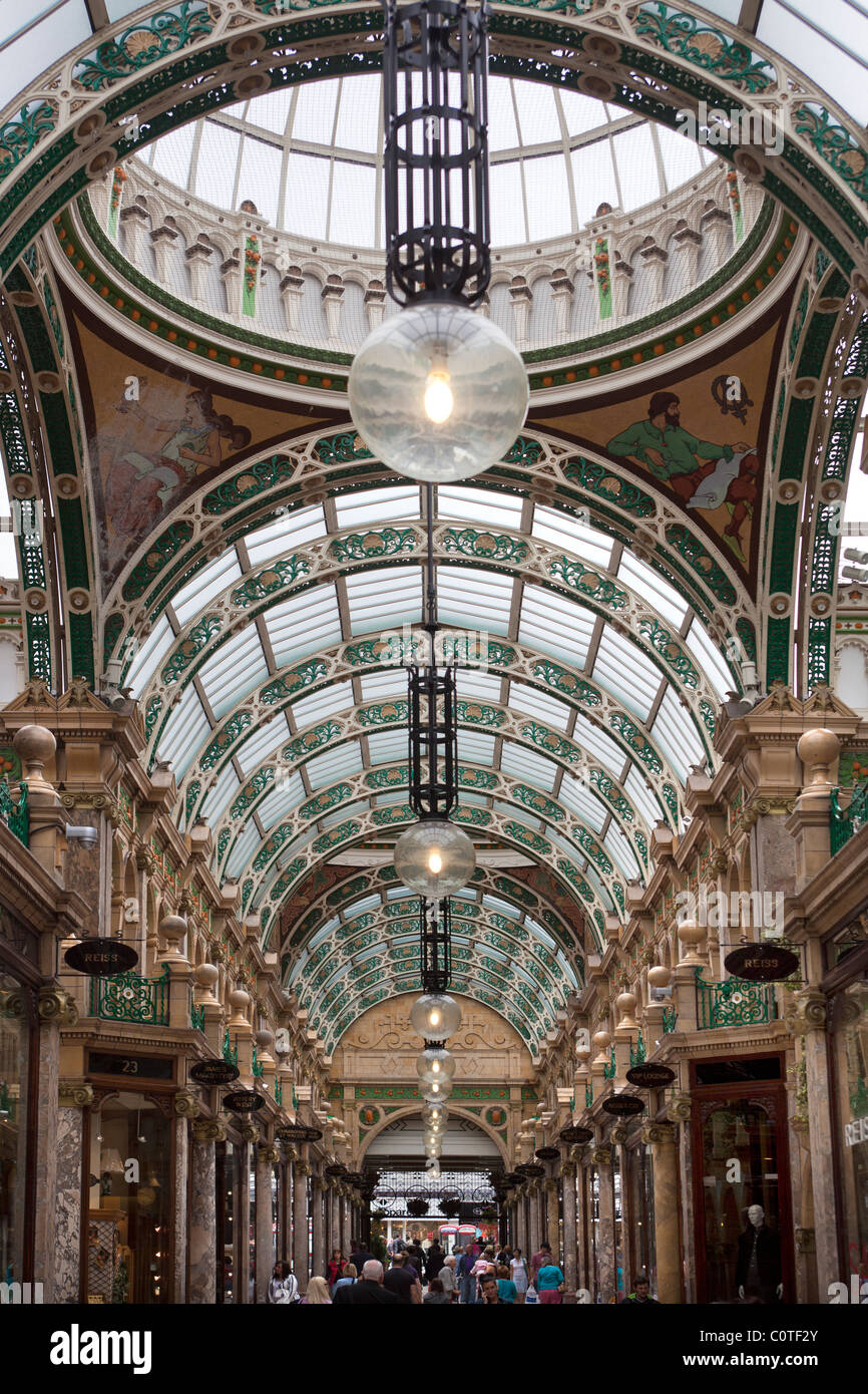 Arcade del condado de Leeds, Reino Unido Foto de stock