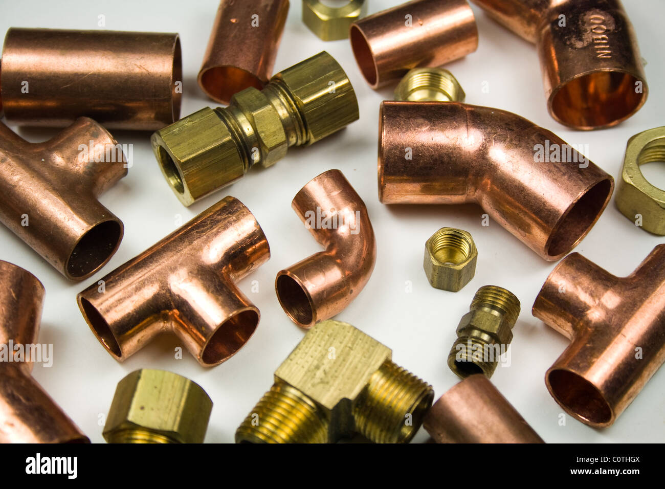 Conectores de tubería de cobre y latón - Piezas Foto de stock