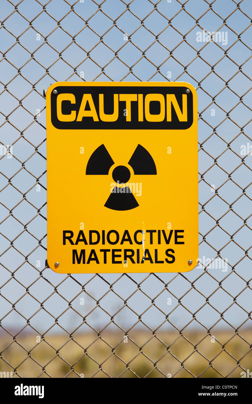Una precaución materiales radiactivos cartel en una valla de alambre, Trinity Site, en Nuevo México. Foto de stock