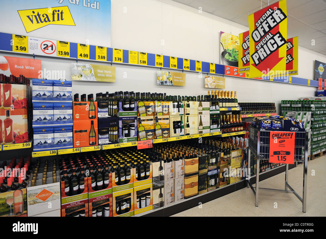 Descuento Lidl supermercado en estantes repleto de botellas de vino en oferta Fotografía de stock - Alamy