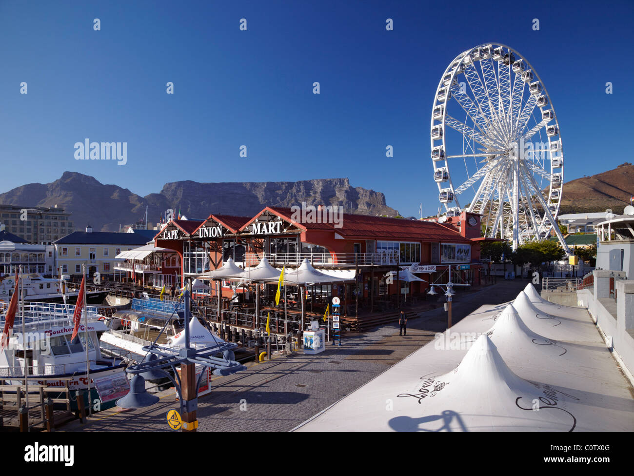 Rueda de la excelencia en el V&A Waterfront con más allá de la Montaña de la Mesa. Ciudad del Cabo, Western Cape, Sudáfrica. Foto de stock