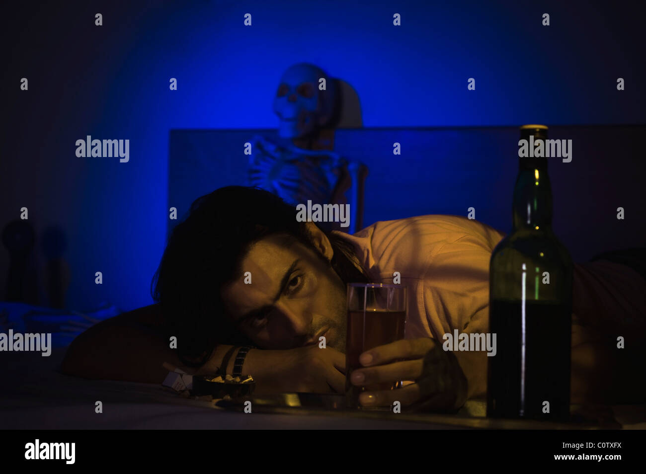 Detalle de un hombre sosteniendo un vaso de vino Foto de stock
