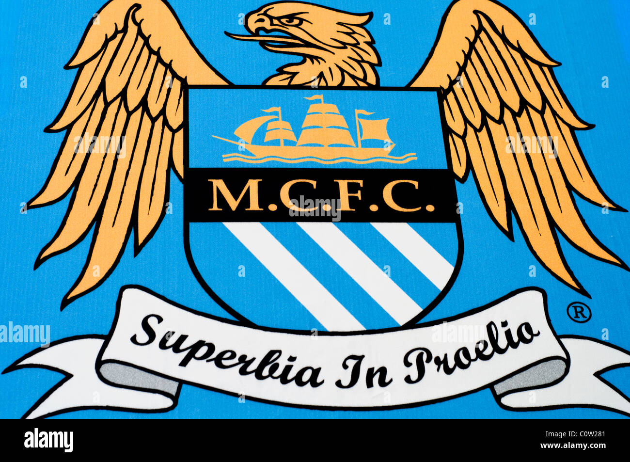 Insignia del club Manchester City fuera de su estadio de fútbol Etihad en Inglaterra Foto de stock