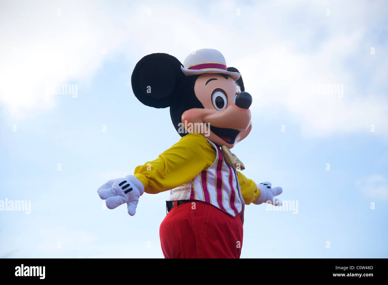 Mickey Mouse disfraces personaje bailando en Disneyland París Francia  Fotografía de stock - Alamy