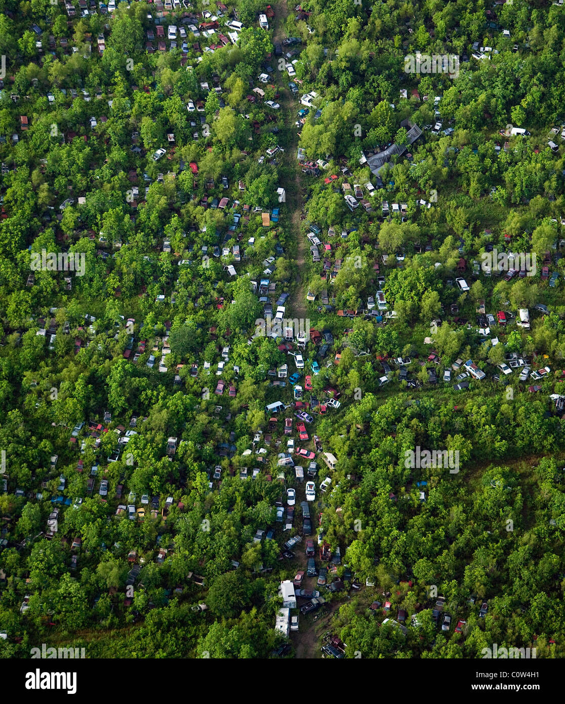 Vista aérea por encima del automóvil en el bosque deciduo Junk Yard Louisiana Foto de stock