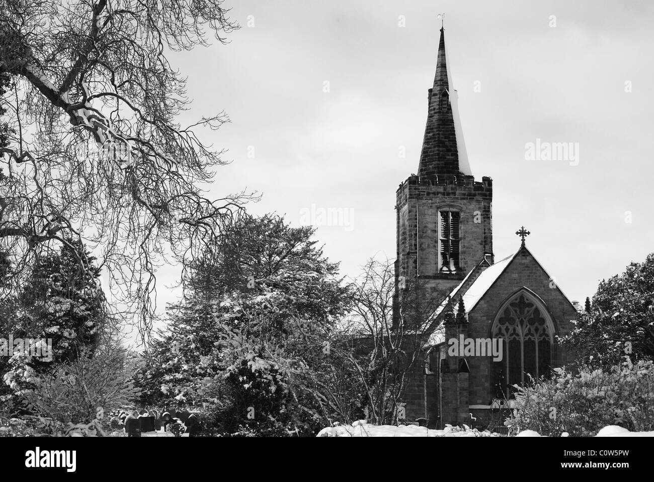 Una cubierta de nieve Todos Los Santos Mackworth Iglesia en la aldea de Mackworth, Derbyshire, Inglaterra. Foto de stock