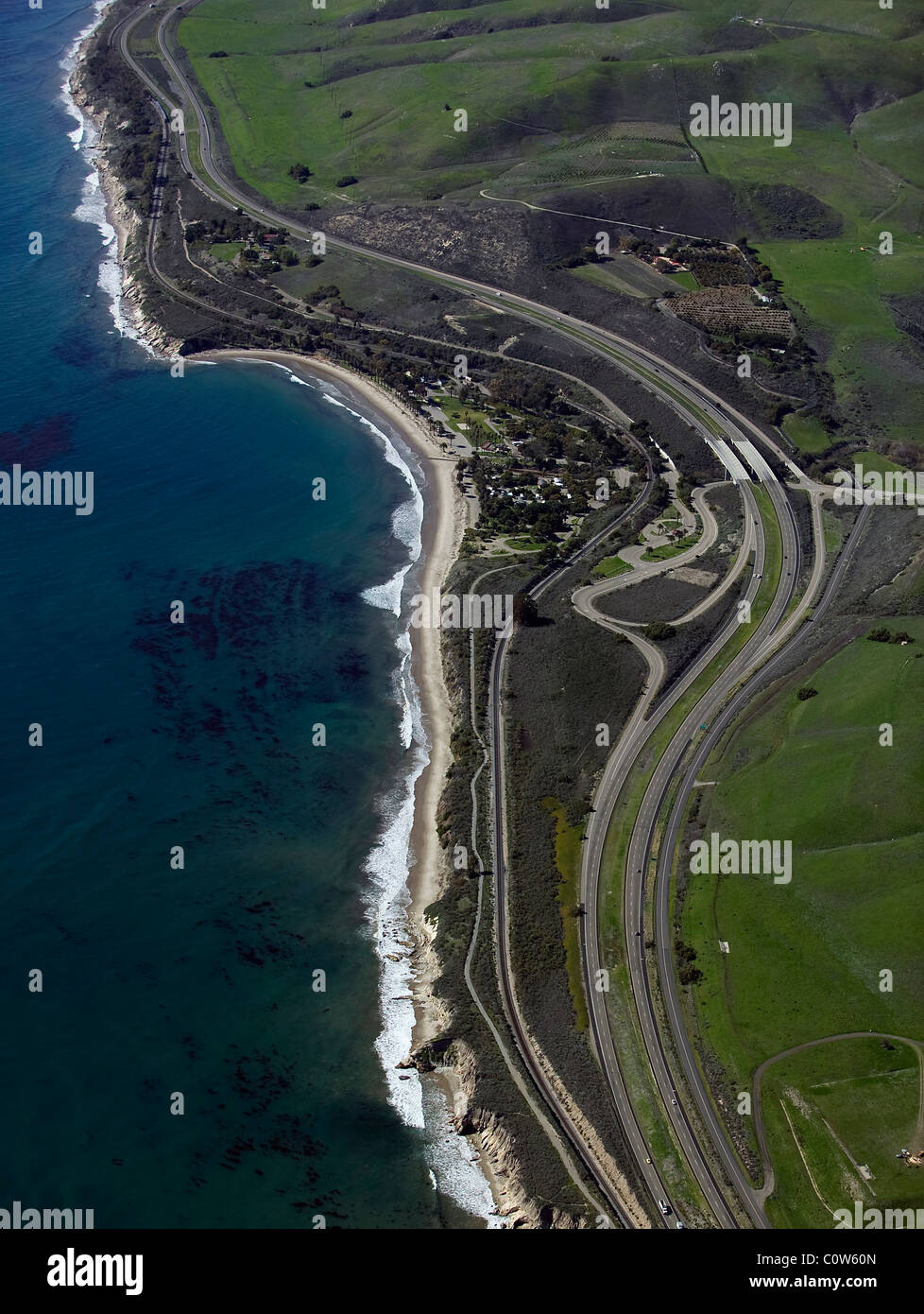 Vista aérea por encima de la autopista uno océano pacífico de la costa central de California Foto de stock